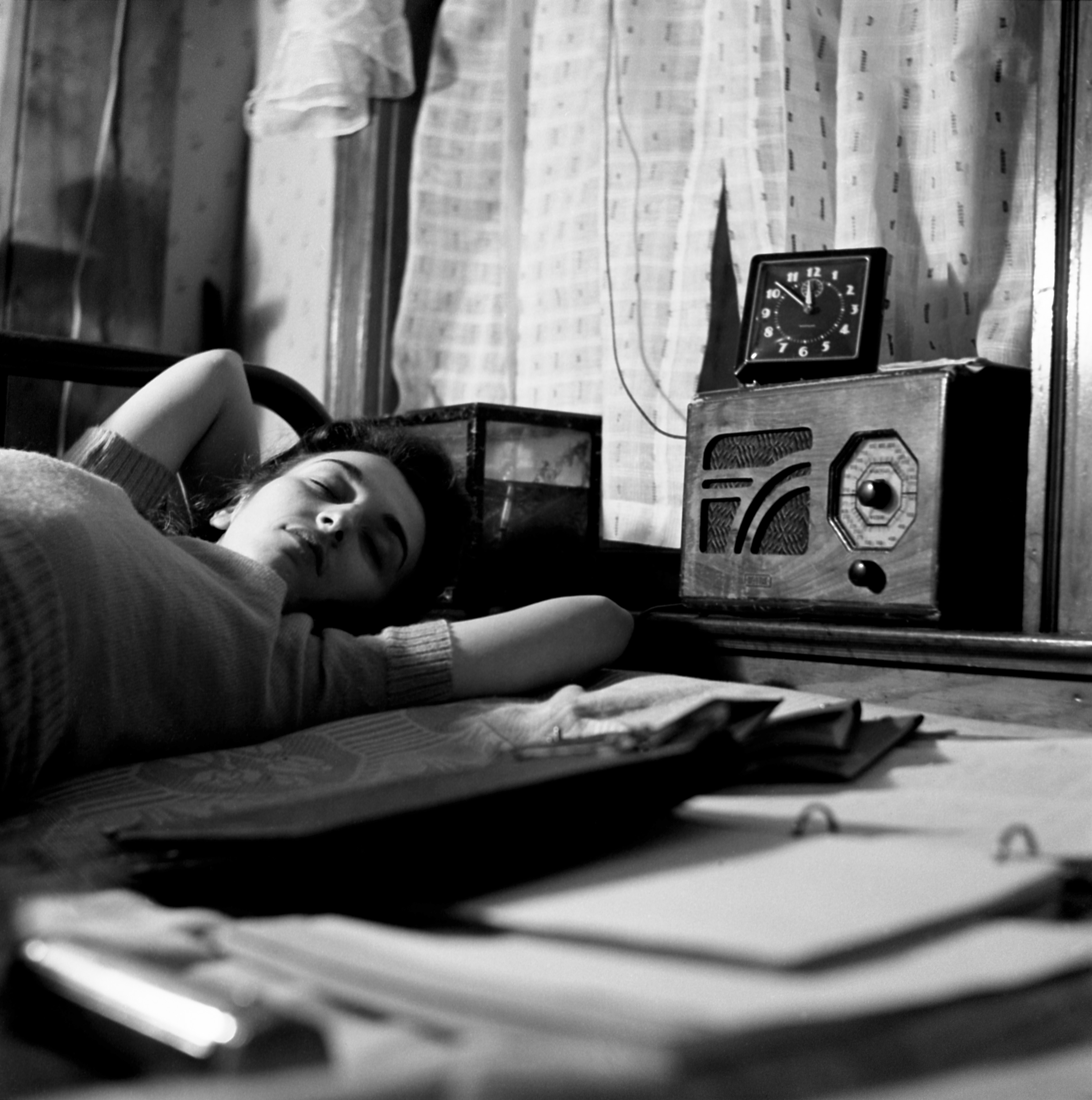 Esther_Bubley,_A_radio_is_company_for_this_girl_in_her_boardinghouse_room,_Washington,_D.C.,_1943.jpg