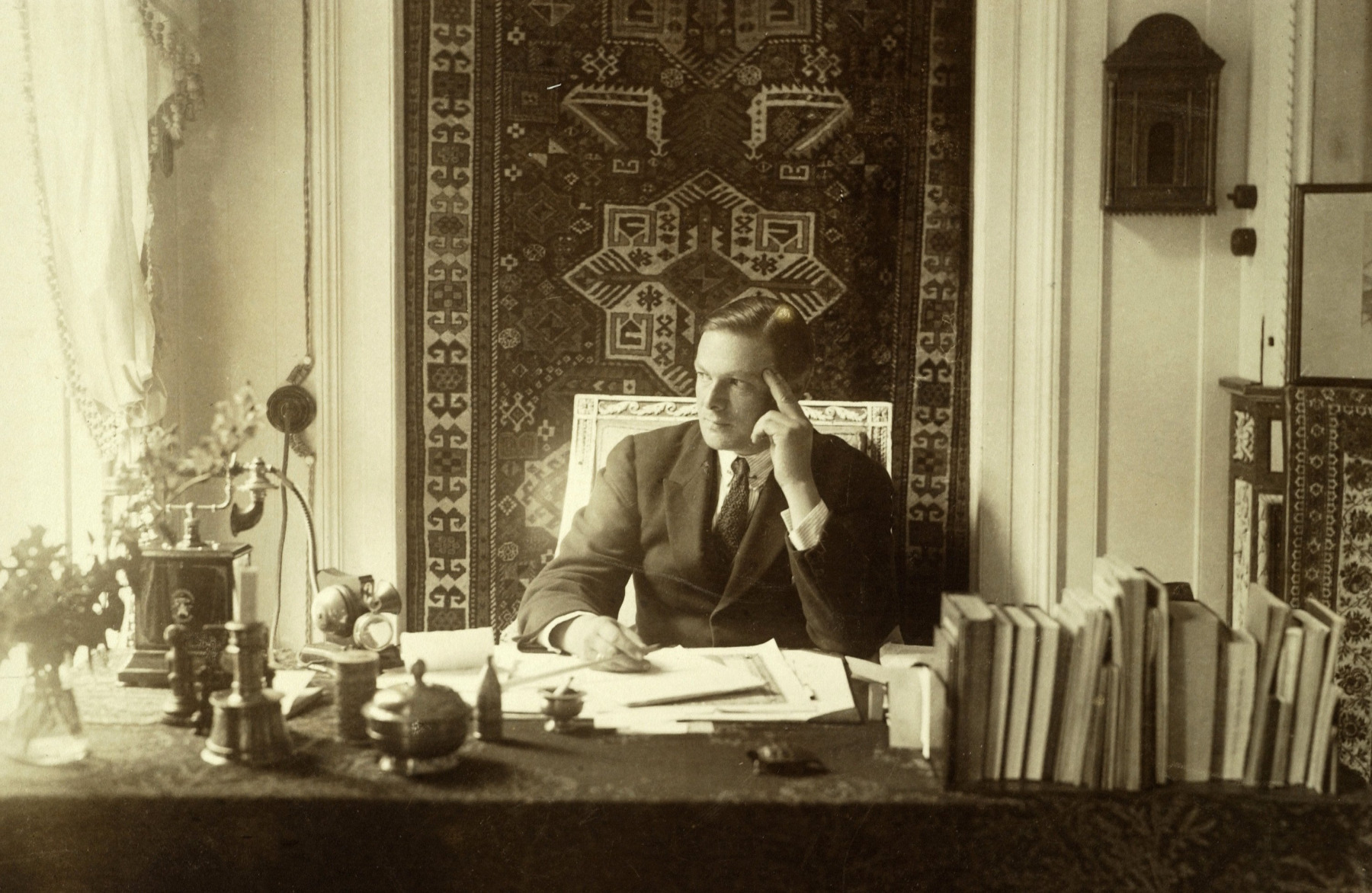 Otto_van_Tussenbroek_Directeur_Museum_voor_Kunstnijverheid_te_Haarlem_1918-1923.jpeg